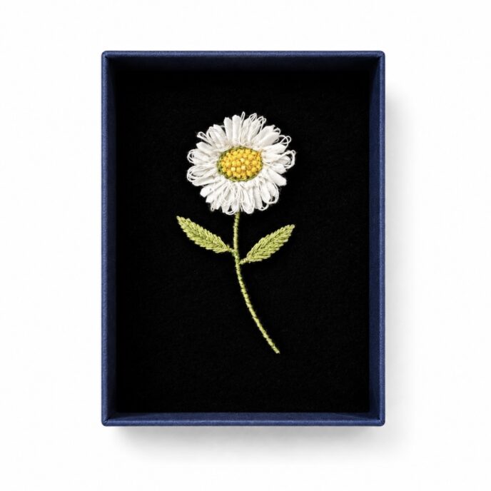 Trovelore - White Daisy Brooch Pin